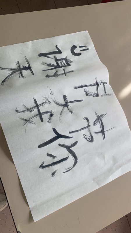 Carta da calligrafia fatta a mano dagli studenti italiani, caratteri cinesi.