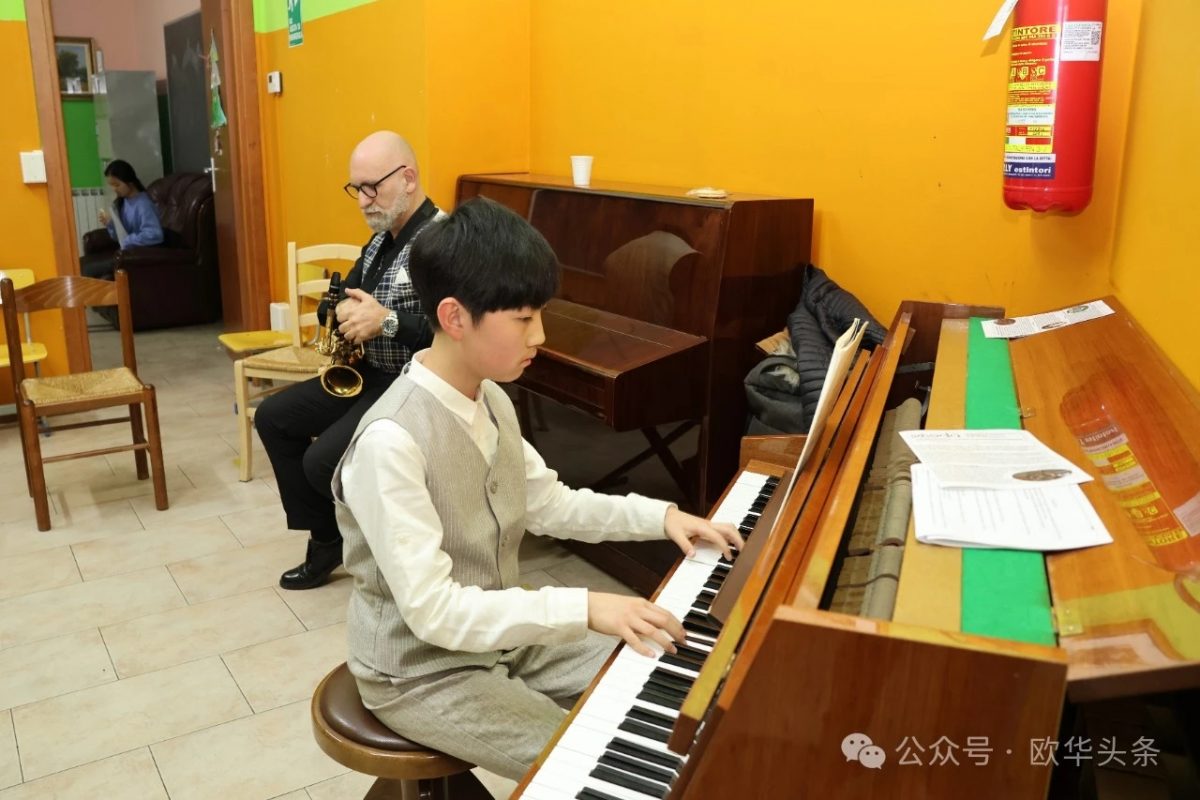 Come giovane pianista, ha suonato con passione al simposio culturale.