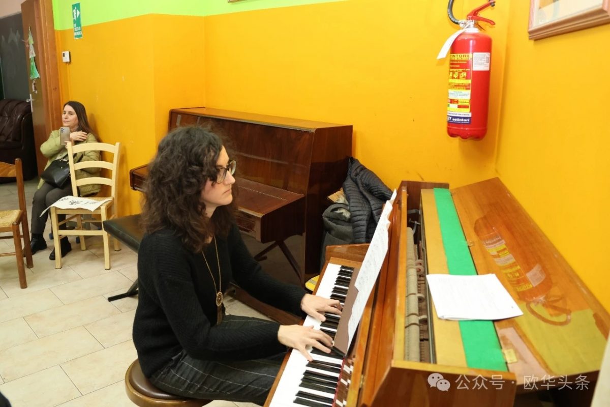 Pianista immersa nella musica in un'atmosfera rilassata.