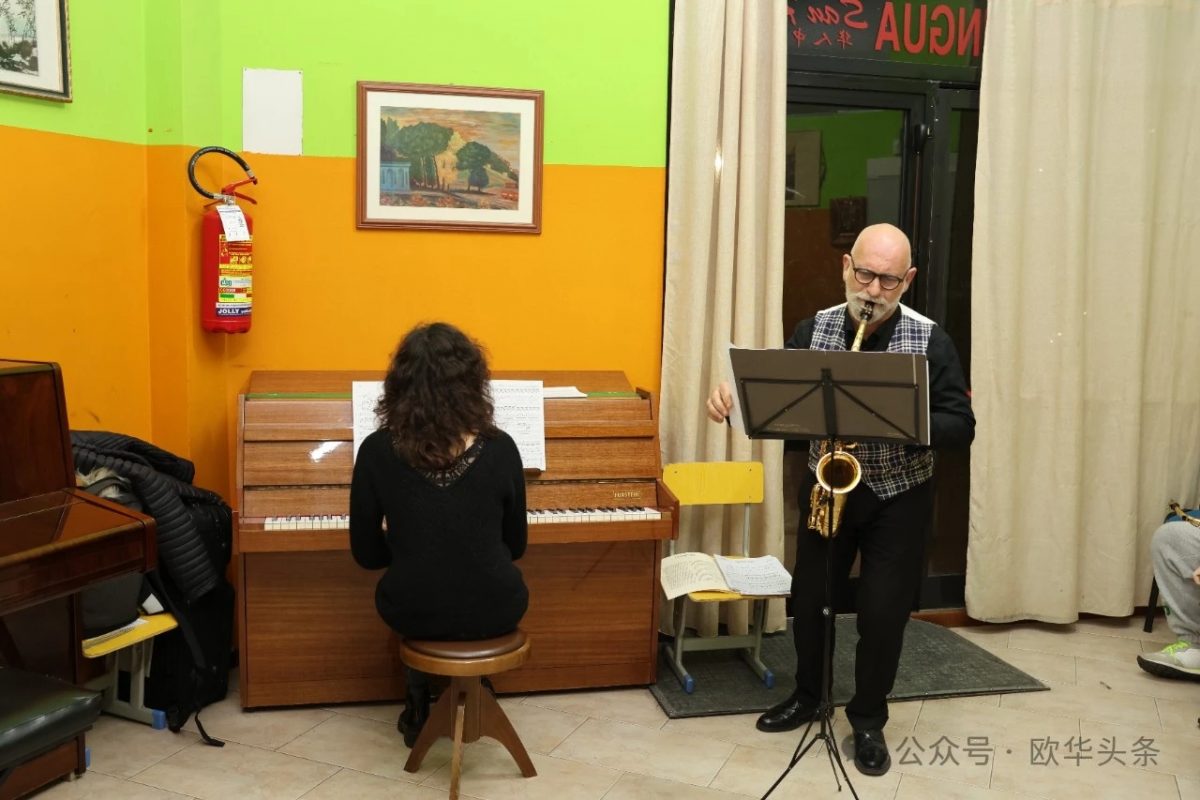  il sassofono accanto a una pianista durante un evento culturale.