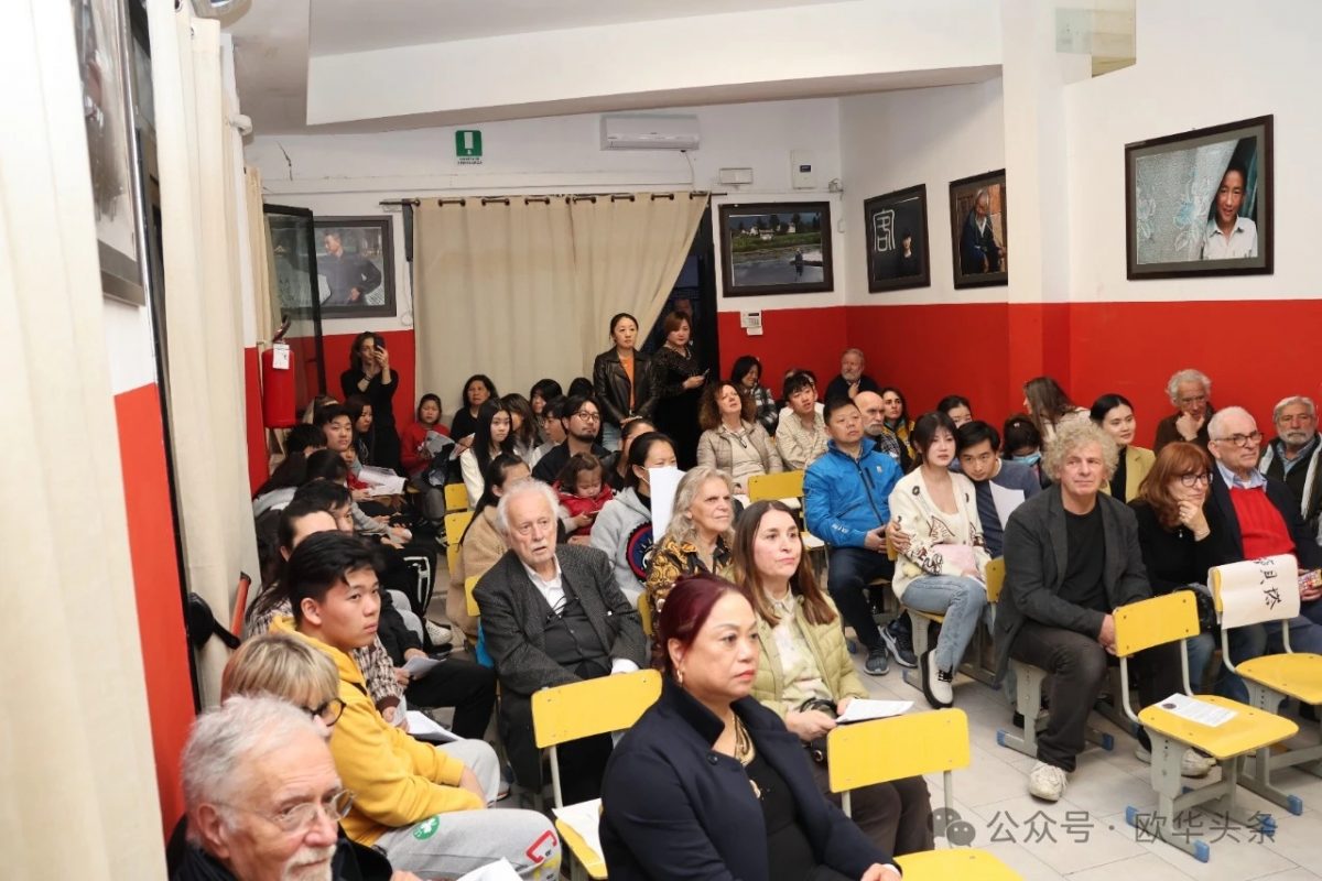 Pubblico assortito a un evento culturale scolastico.